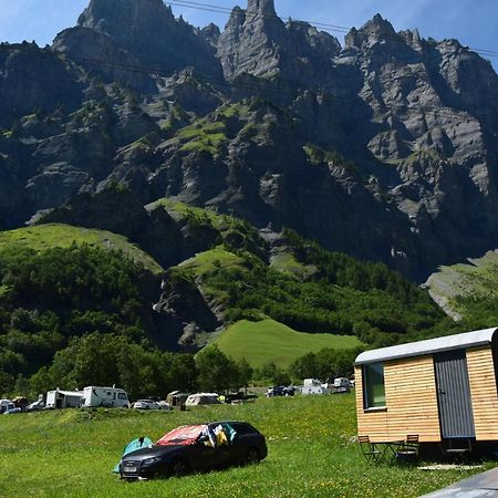 Campingplatz Mit Restaurant & Sportarena Leukerbad Hotel Екстериор снимка